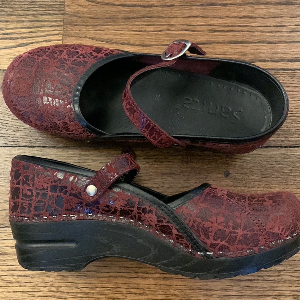 Sanita women’s size 38 Clogs, maroon and black